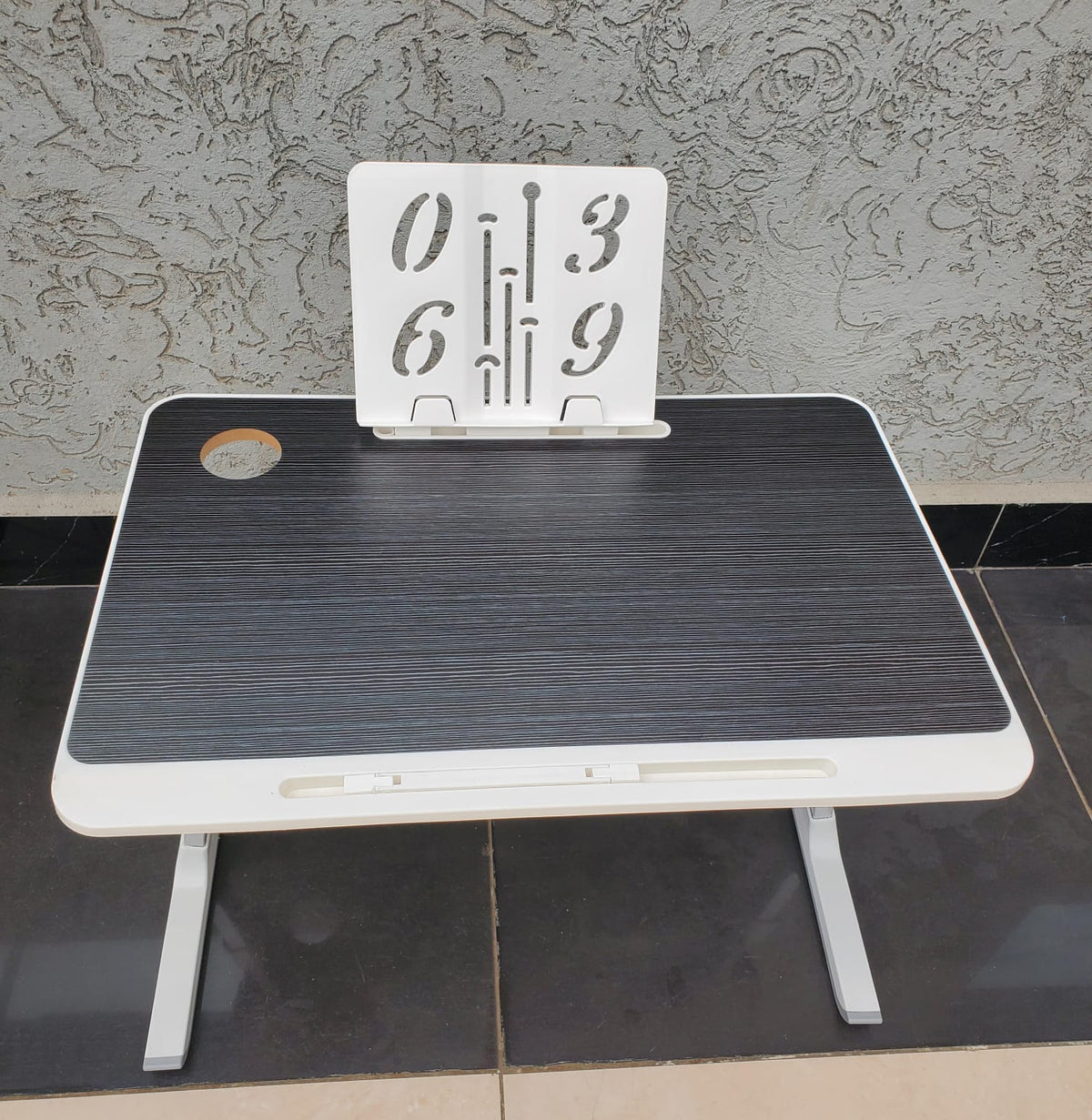 Foldable laptop desk