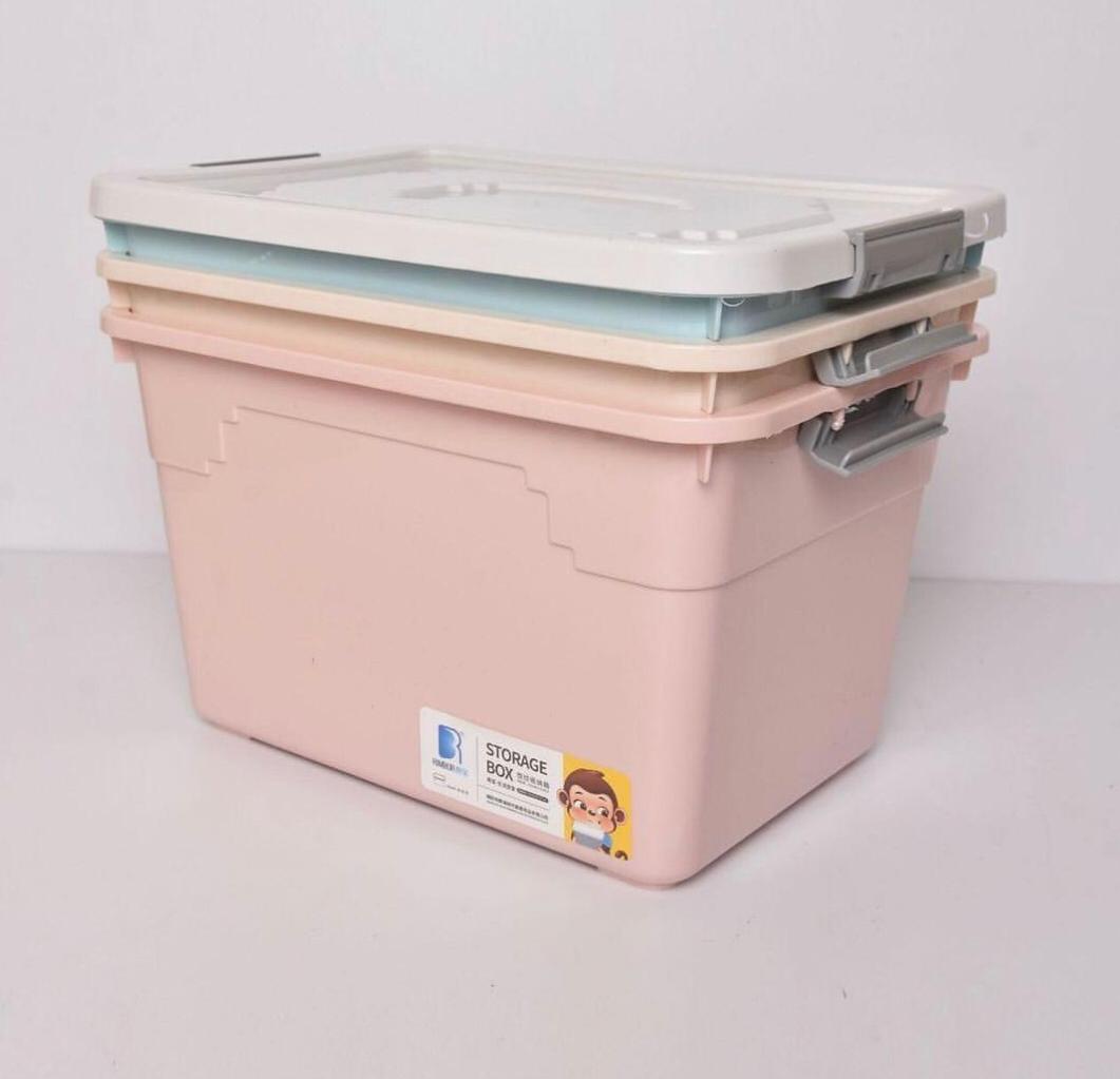 Stackable storage box with wheels