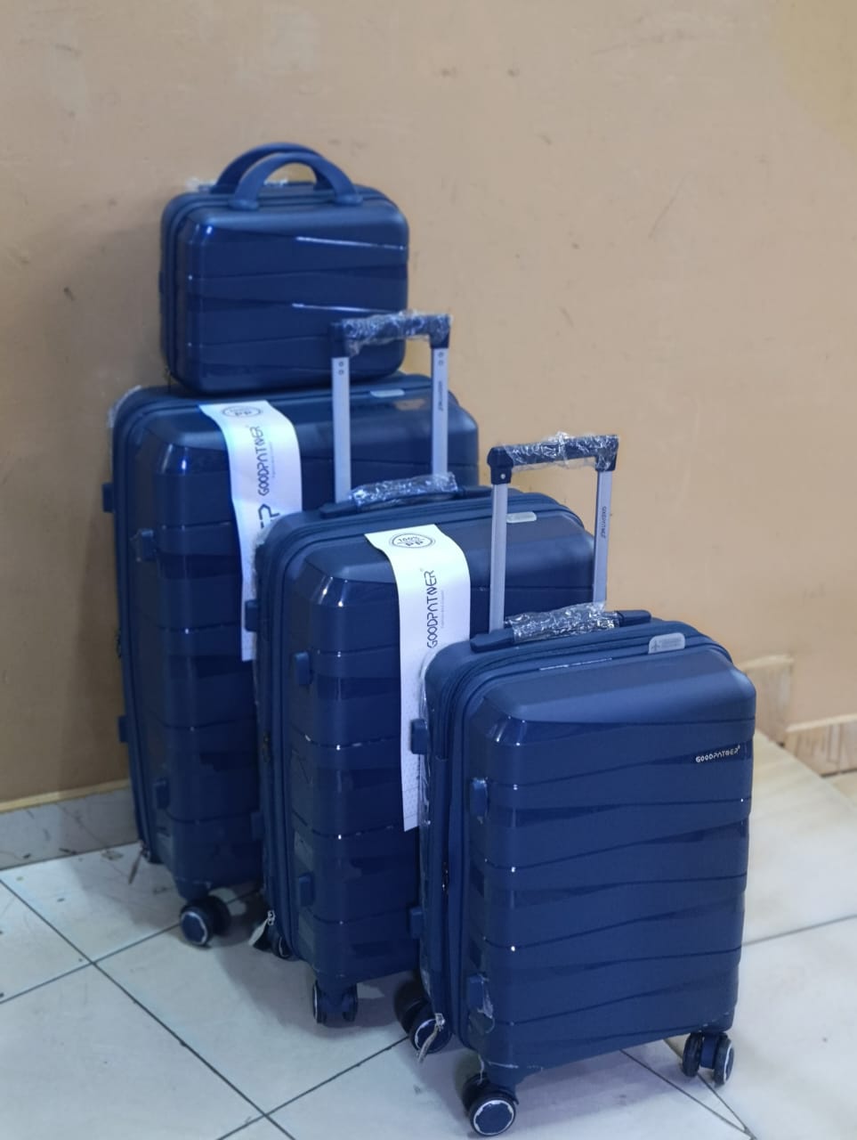 4 in 1 Luxurious unbreakable Suitcase set