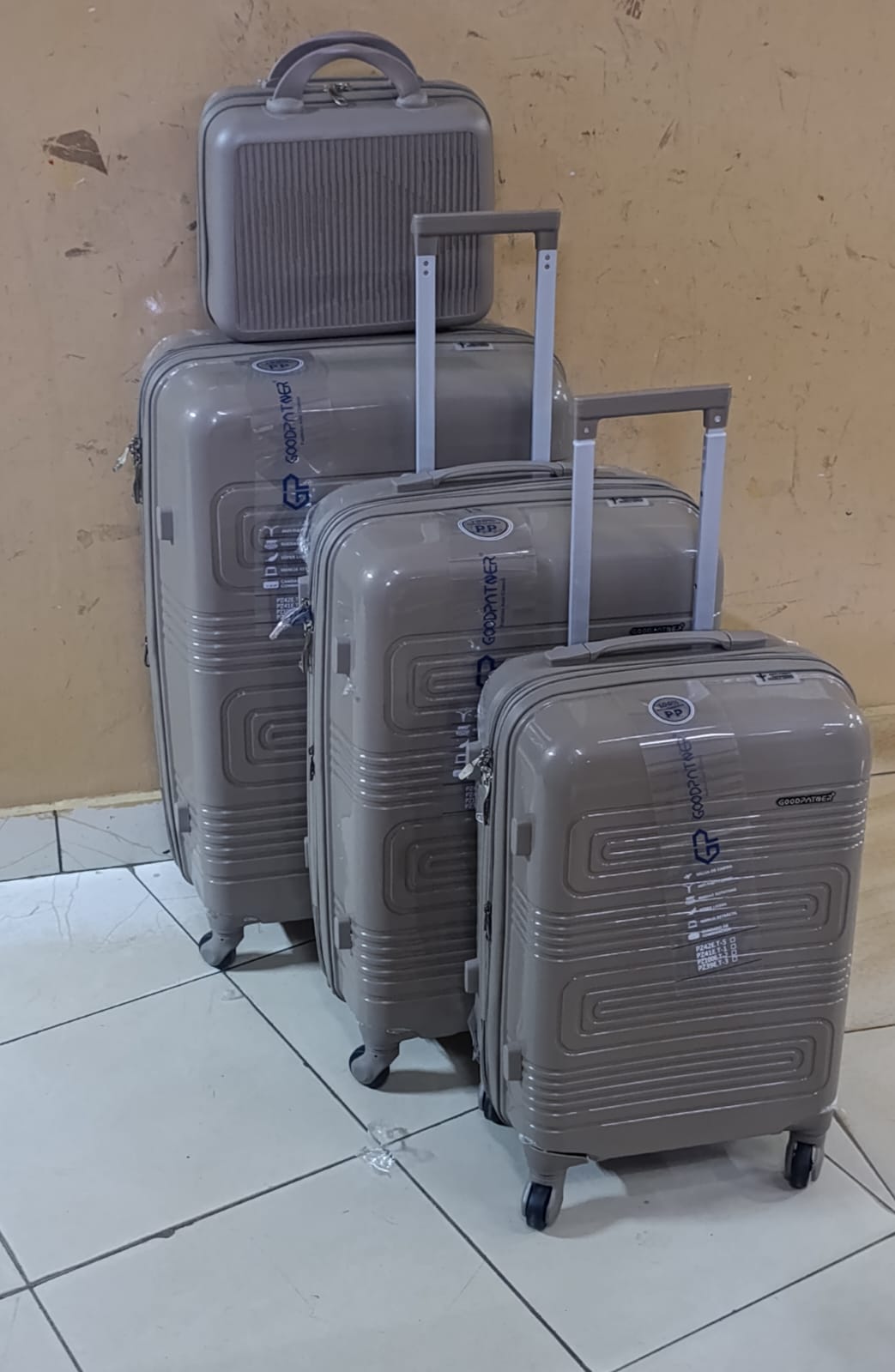 4 in 1 Luxurious unbreakable Suitcase set
