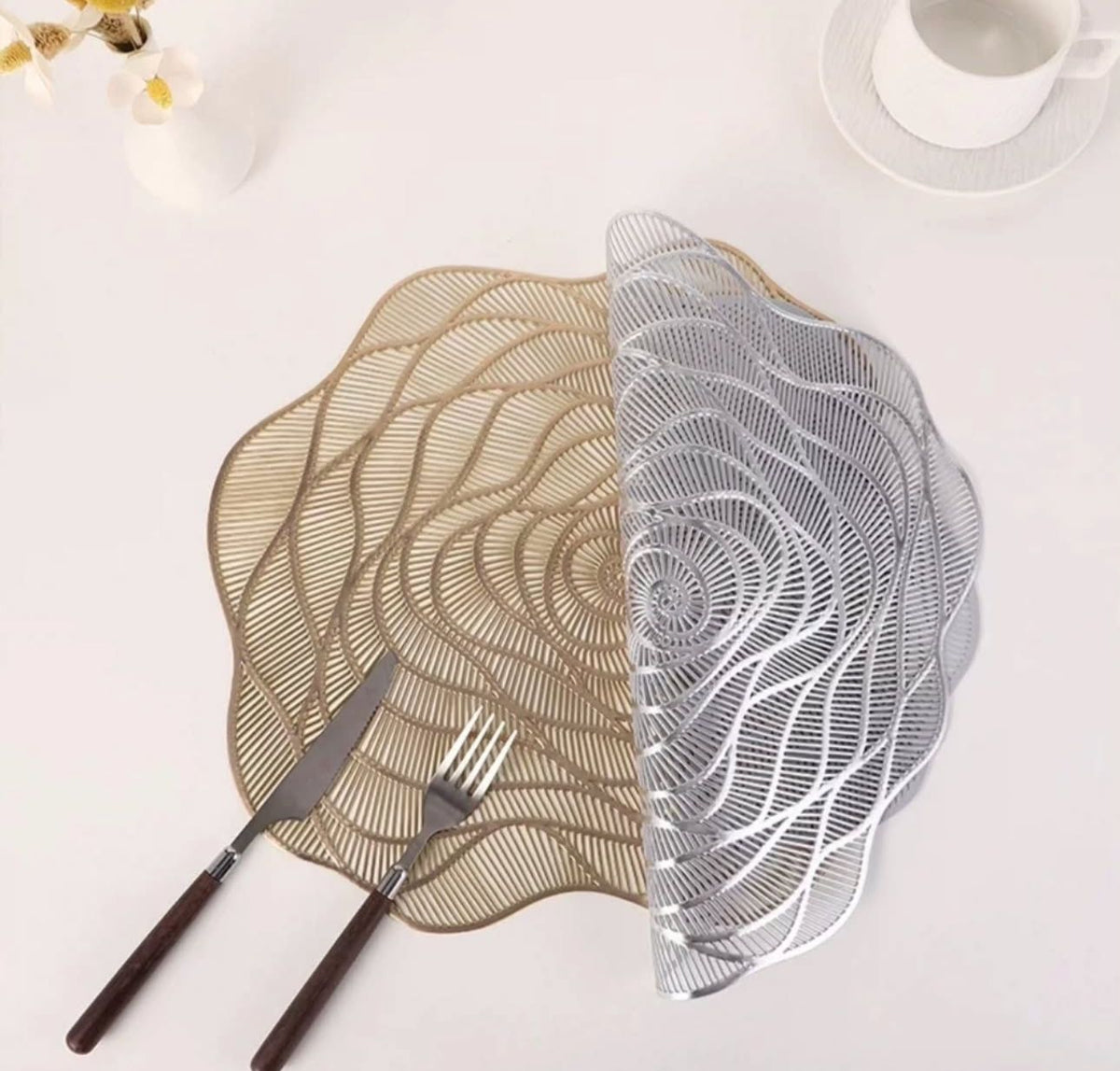 Elegant rose-shaped table mat that adds a classy decorative touch to your dining setup