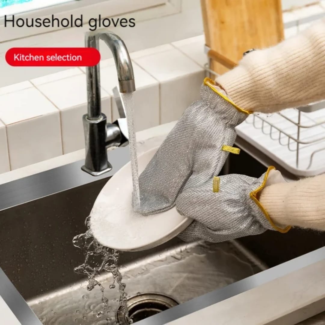 A pair of scrubbing/Scouring gloves