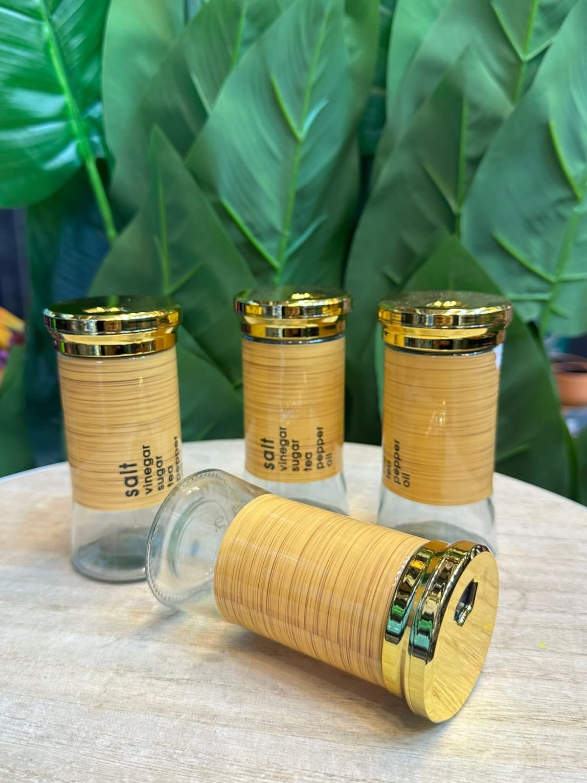 Glass Salt shaker, gold lid glass salt shaker is a 20.5 cm tall glass canister with a bamboo-effect plastic coating, spice bottle, pepper rack