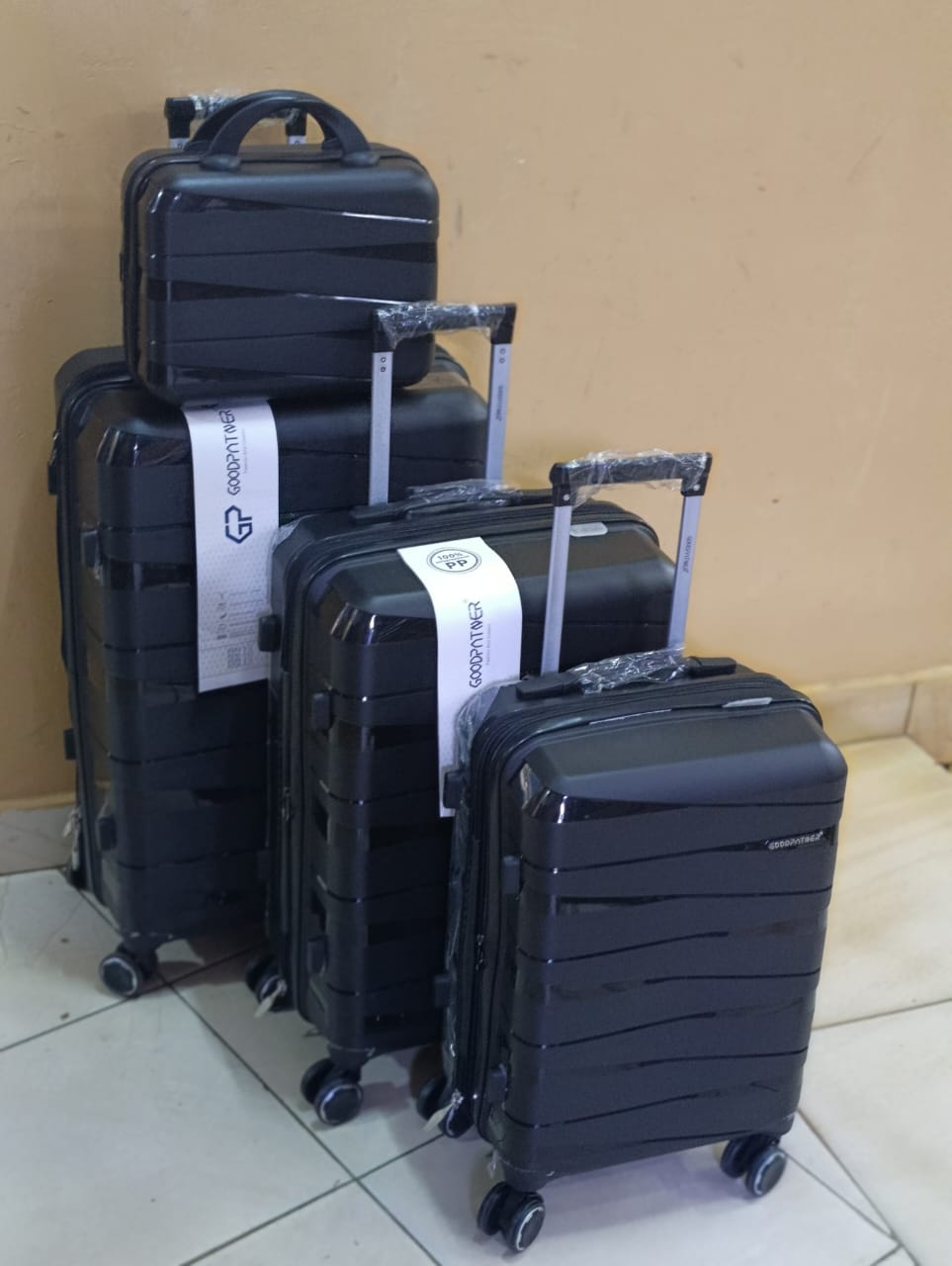 4 in 1 Luxurious unbreakable Suitcase set