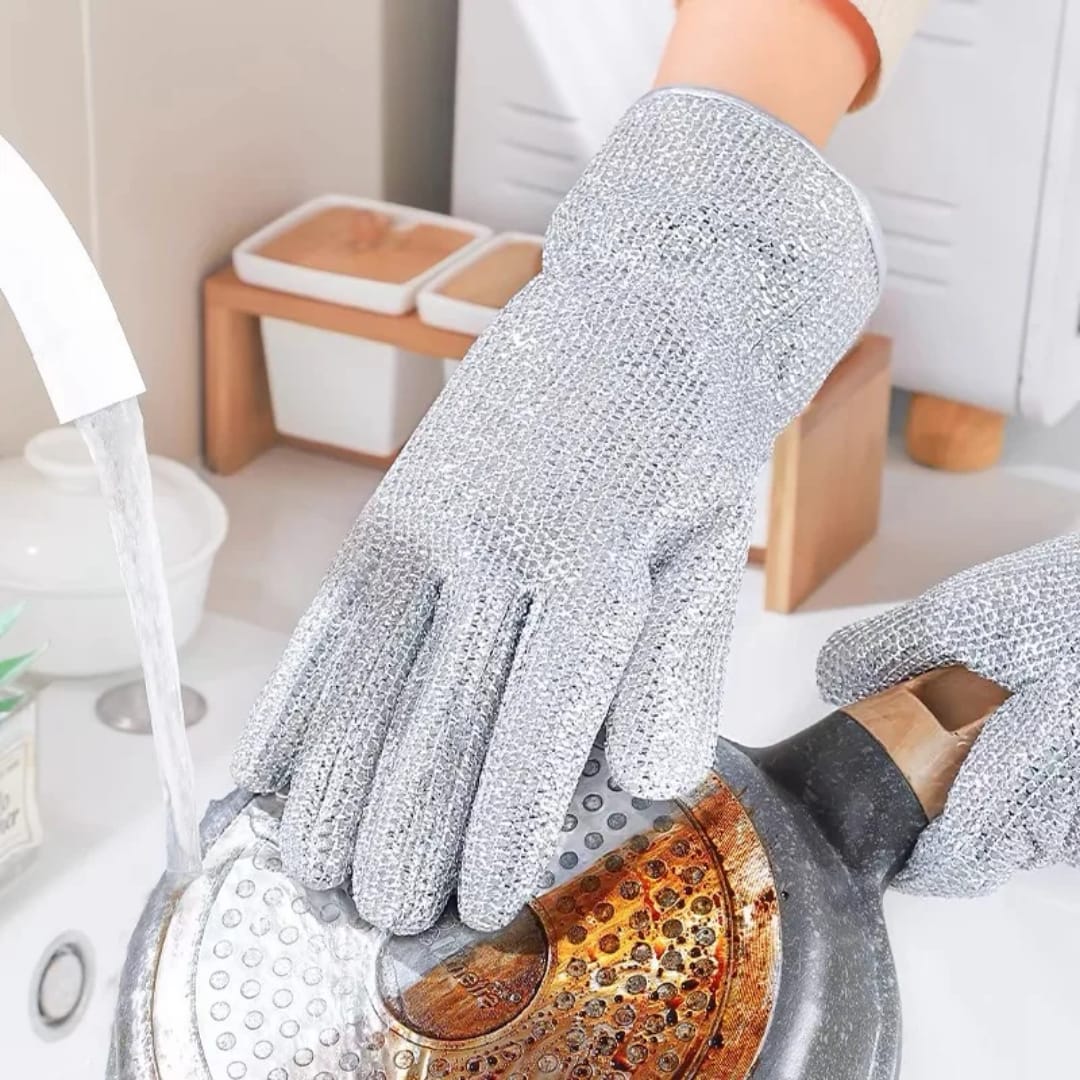 A pair of scrubbing/Scouring gloves