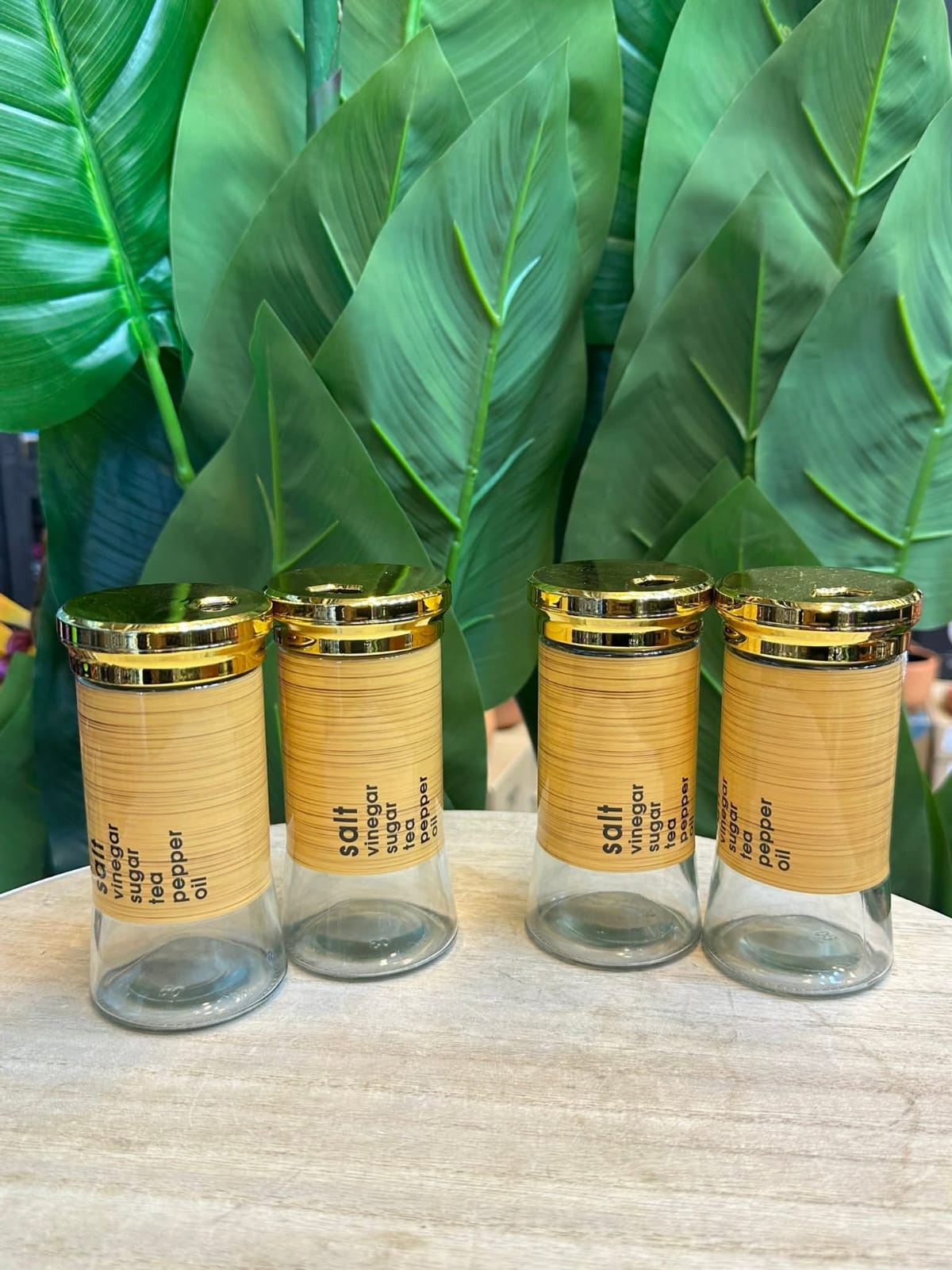 Glass Salt shaker, gold lid glass salt shaker is a 20.5 cm tall glass canister with a bamboo-effect plastic coating, spice bottle, pepper rack