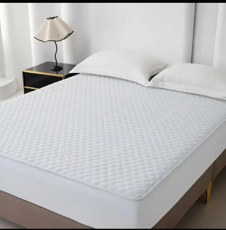 Breathable fitted mattress protector