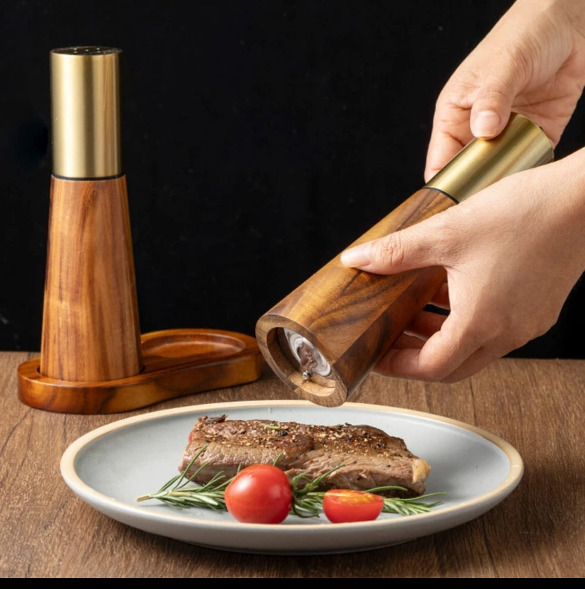 Elegant Bamboo Pepper & Salt grinder set for Seasoning and cooking.