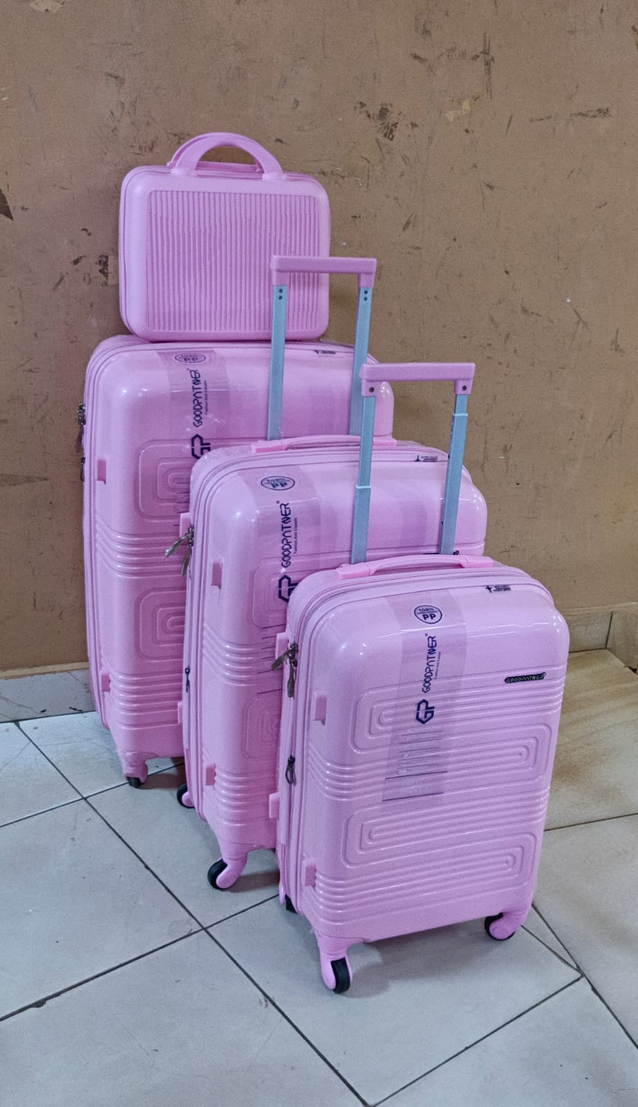 4 in 1 Luxurious unbreakable Suitcase set