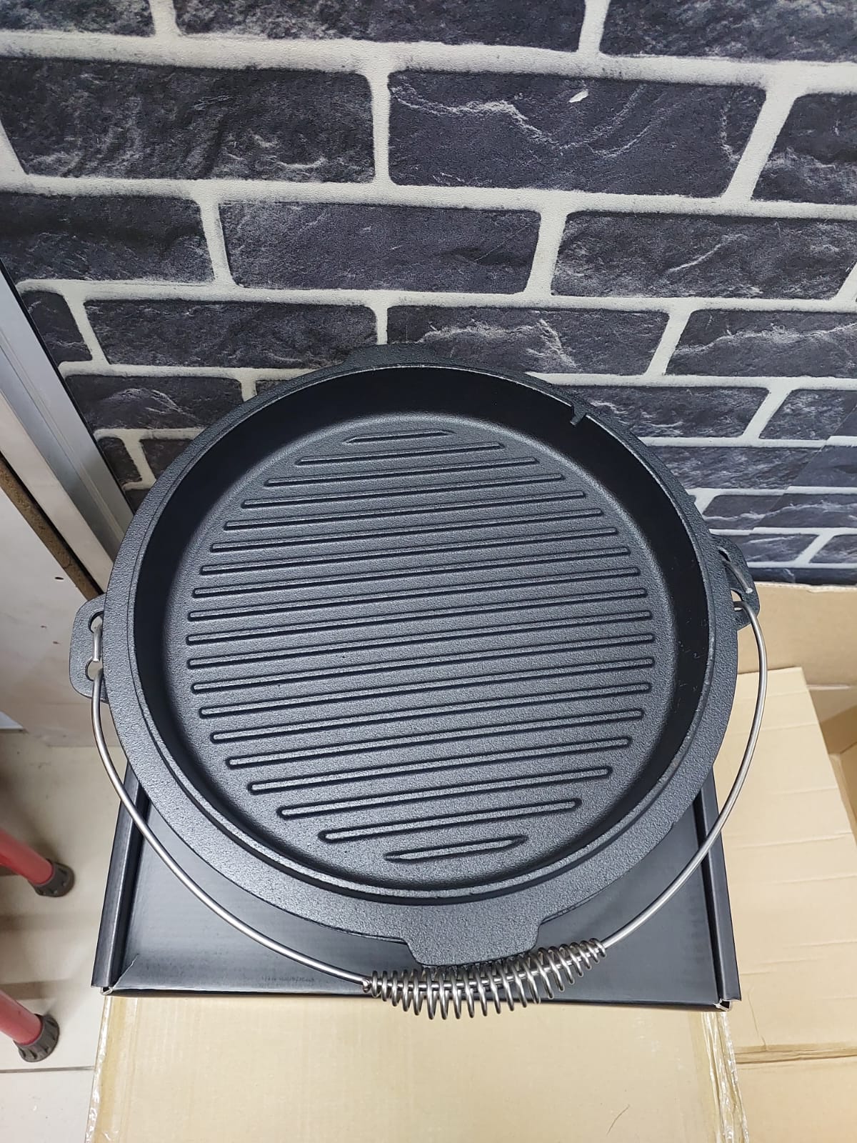 Preseasoned Dutch oven 8500/-