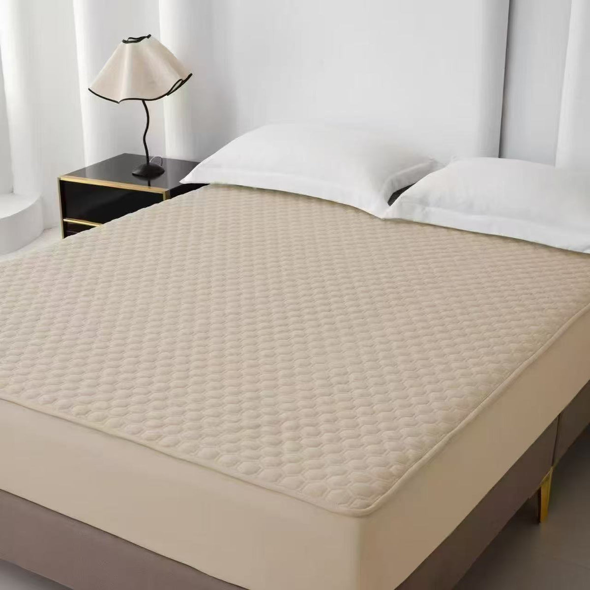 Breathable fitted mattress protector