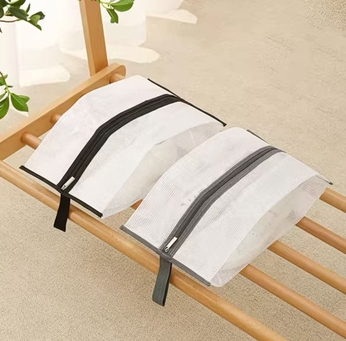 Portable mesh shoe bags with zipper.