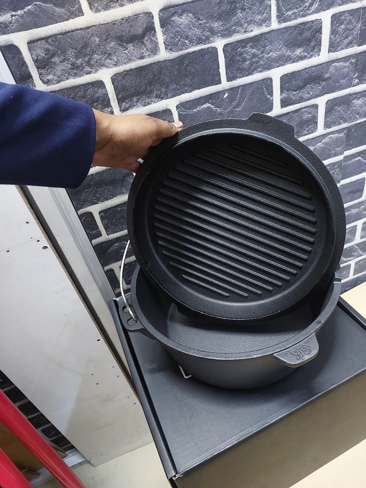 Preseasoned Dutch oven 8500/-