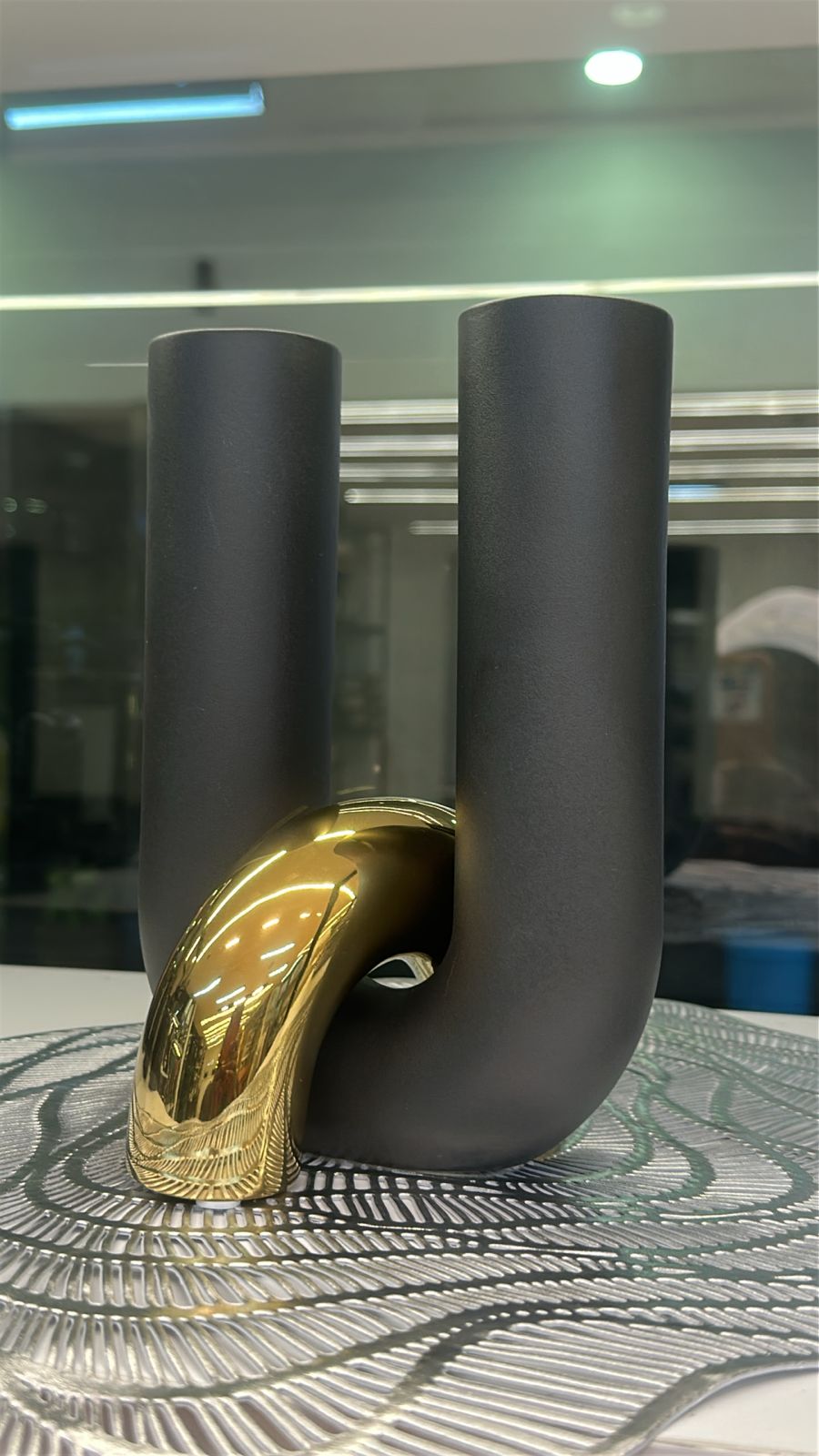 Noir Curve Vase