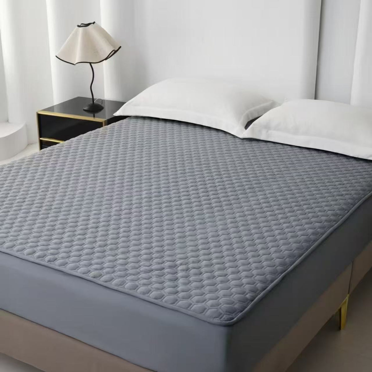 Breathable fitted mattress protector