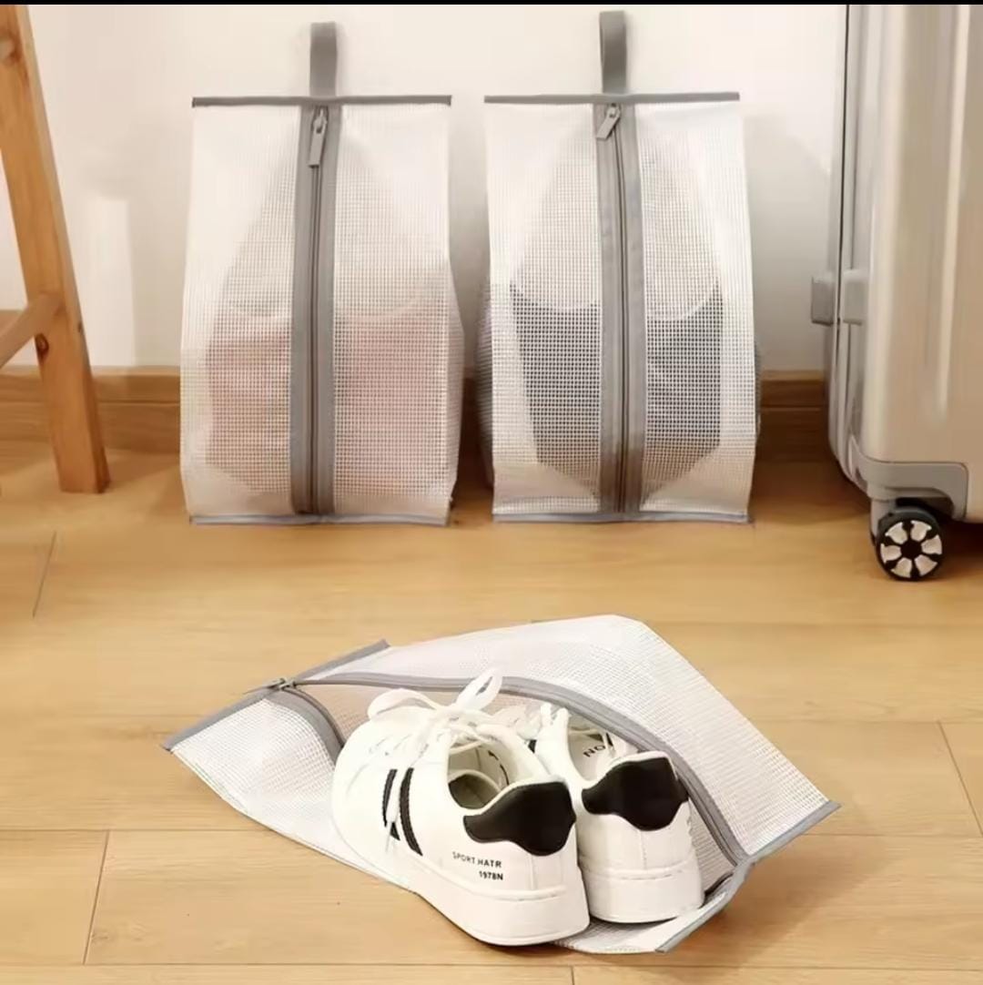 Portable mesh shoe bags with zipper.